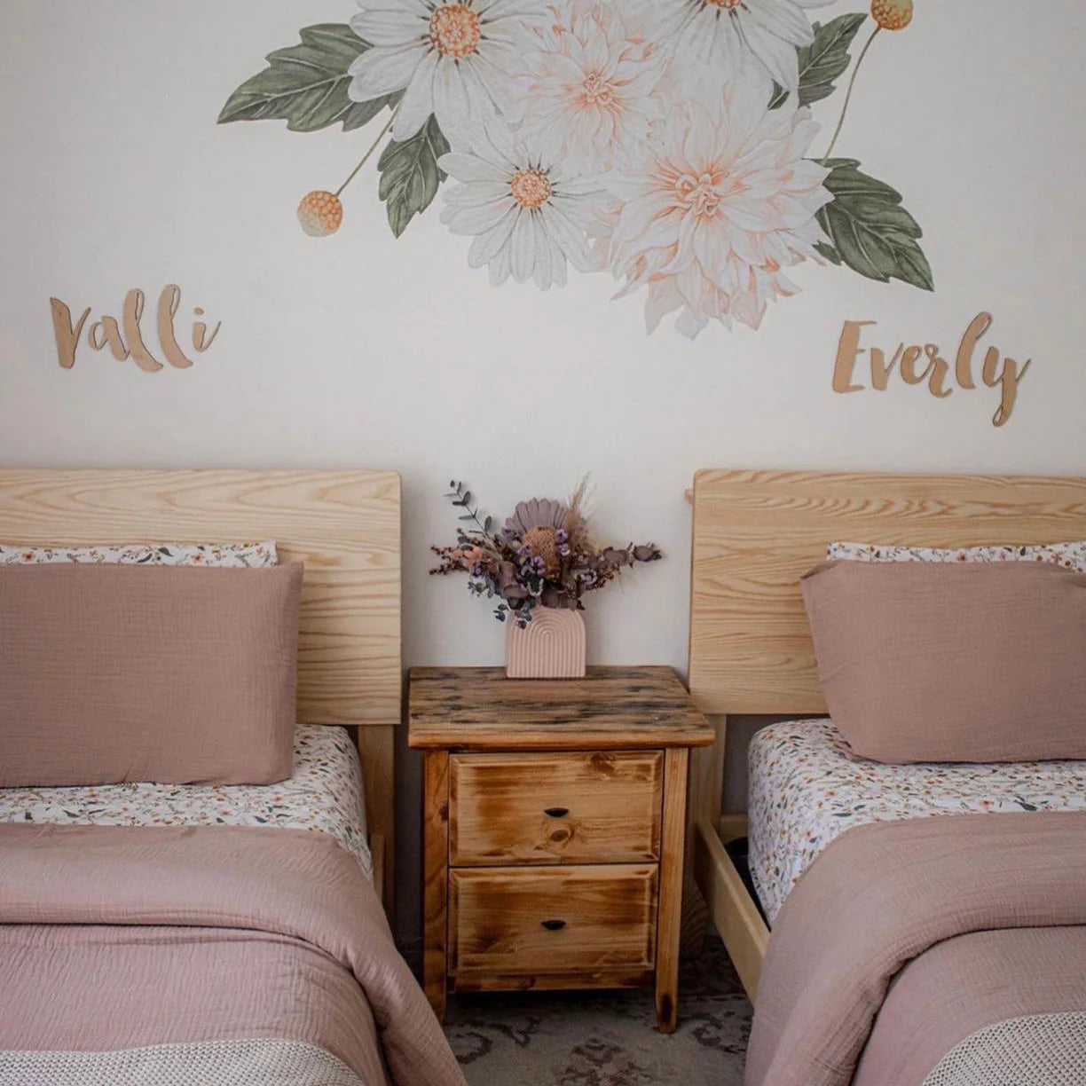 Zilvi Timber Wall Words - Script Font